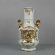 VASE, Porzellan, unter dem Stand aufglasurgold gemarkt "Limoges", Frankreich. Gekehlter Standring,