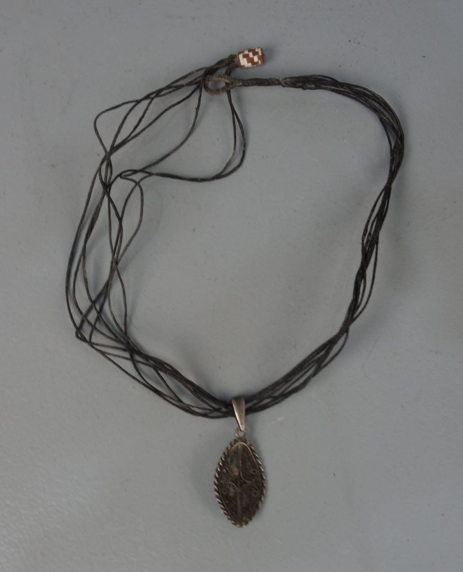 BERBER-SCHMUCK: KETTE / oriental necklace, Essaouria / Marokko; Leder und Silber (insgesamt 10,5 g). - Image 2 of 2
