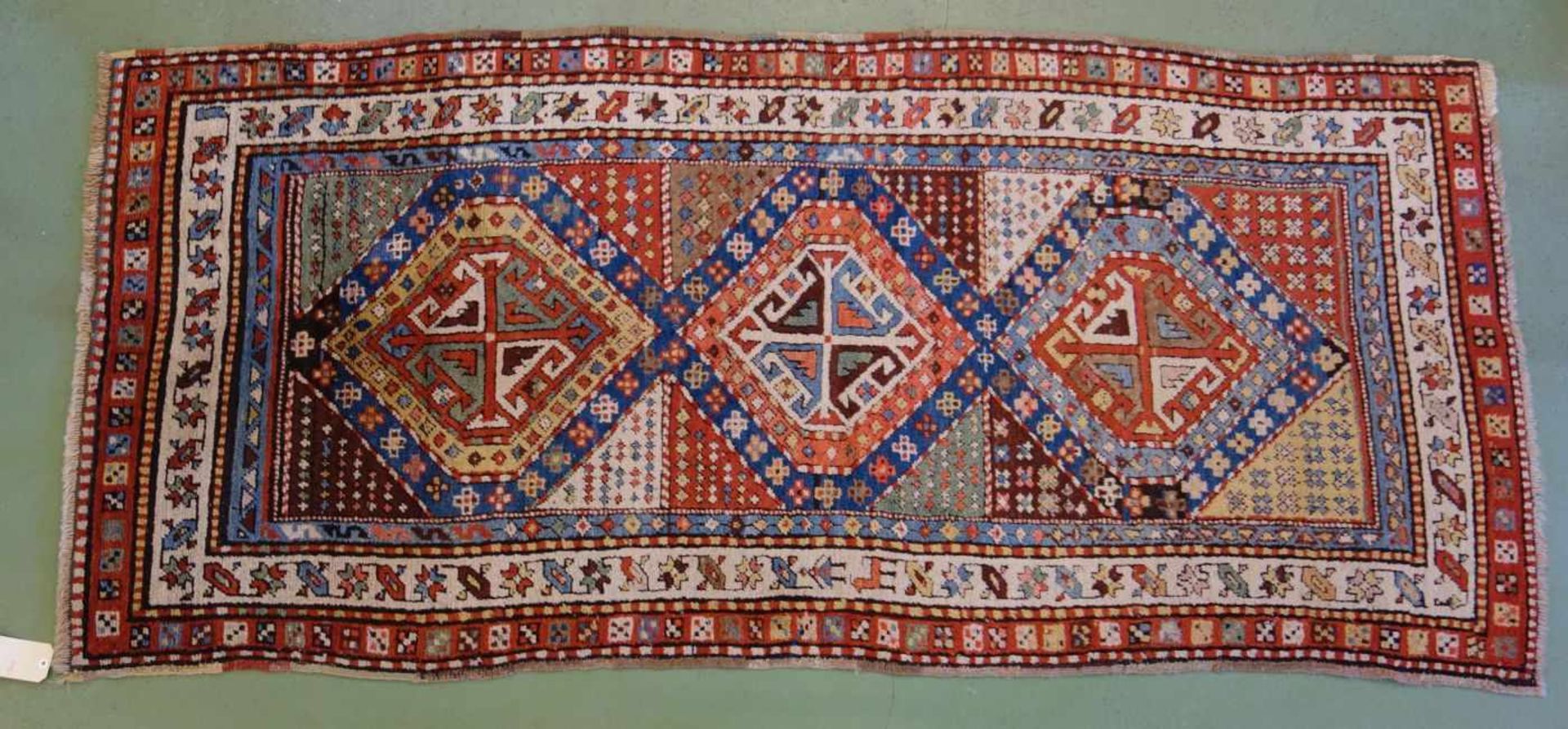 KAUKASISCHER MEDAILLONTEPPICH / carpet, wohl 19. Jh., Kaukasus / Schulaver-Kasak (Schulaver-