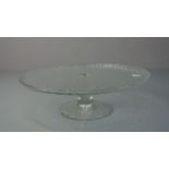 FUSSSCHALE / TORTENPLATTE / bowl on a stand, Glas, optisch geblasen. Flache, strukturierte Schale