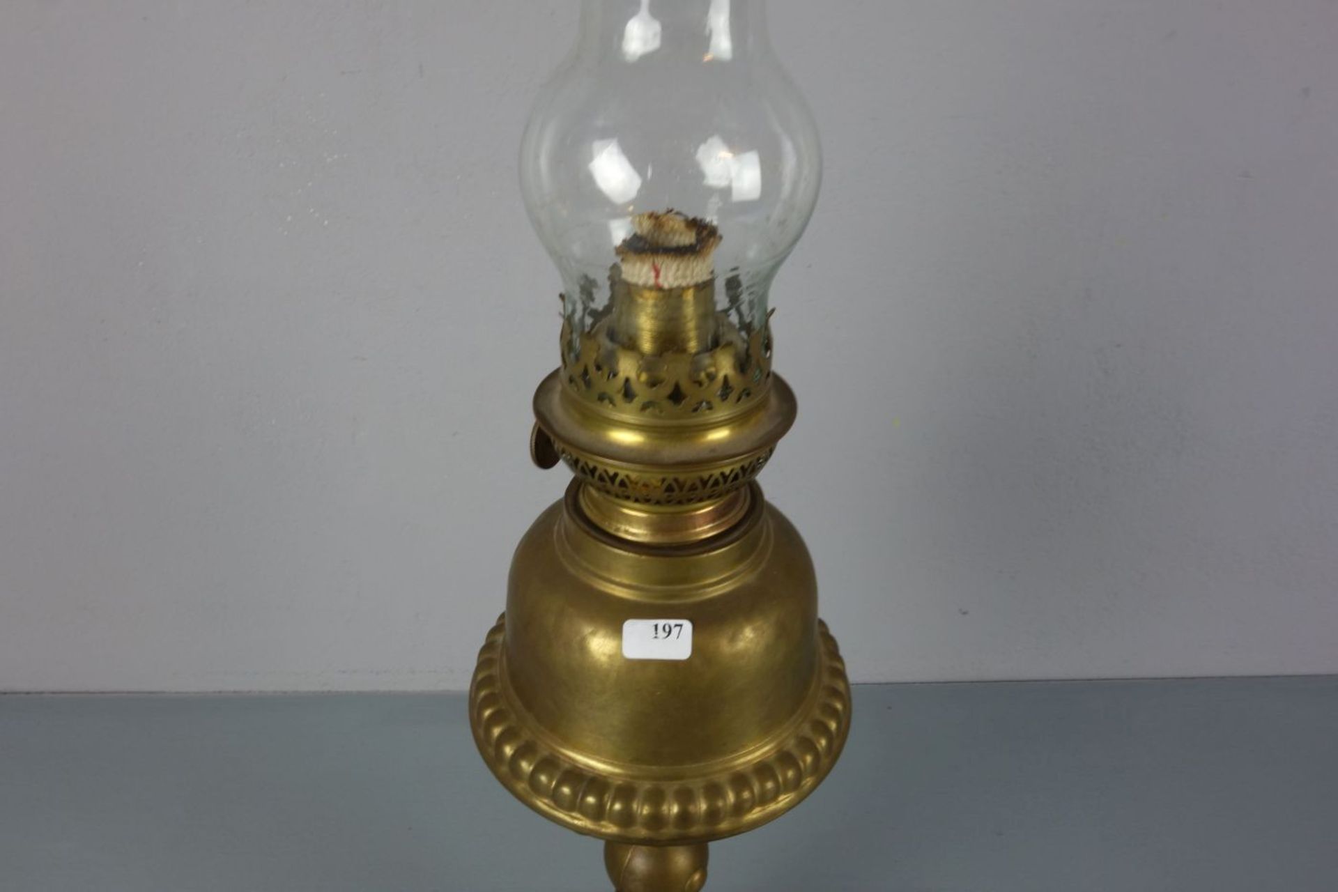PETROLEUMLEUCHTE / PETROLEUMLAMPE / petroleum lantern, messingfarben bronzierter Zinkguss, Fuß - Image 2 of 3
