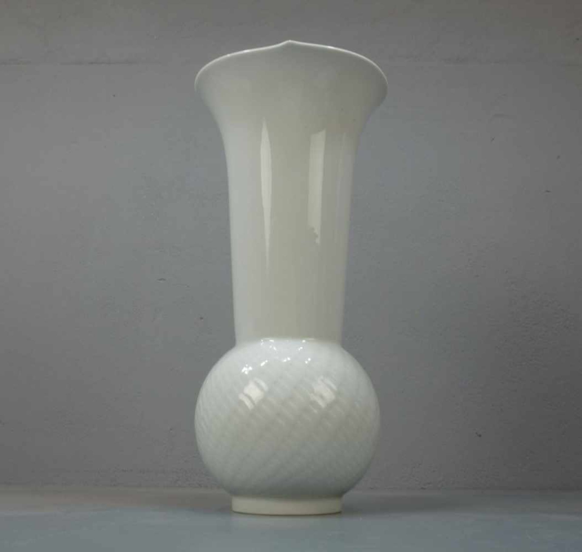 VASE "WELLENSPIEL RELIEF" / porcelain vase, Weissporzellan, Manufaktur Meissen, unterglasurblaue - Bild 2 aus 7