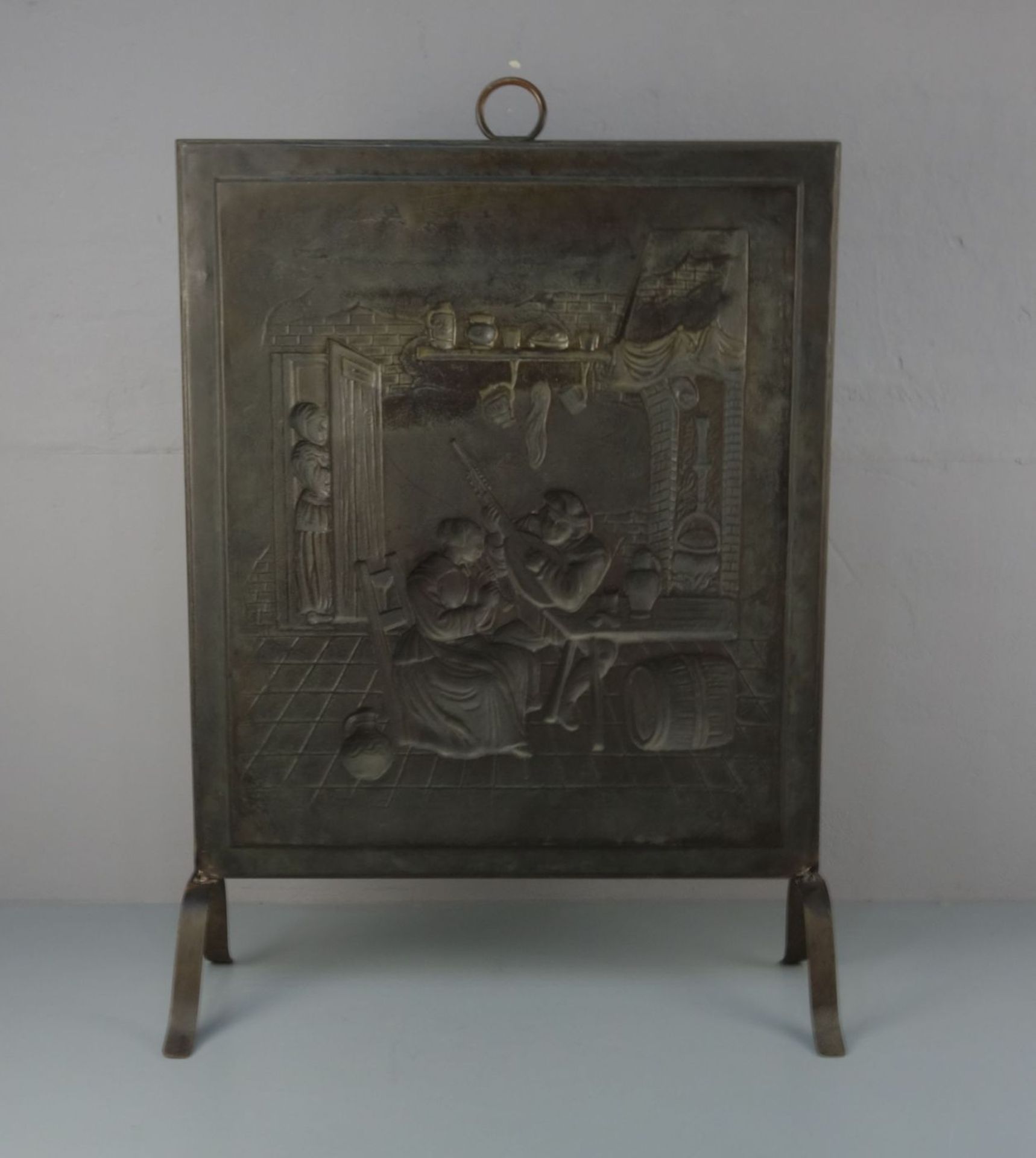 OFENSCHIRM / firescreen, bronziertes Metall, England, um 1900. Rechteckiger Ofenschirm auf zwei - Image 2 of 2