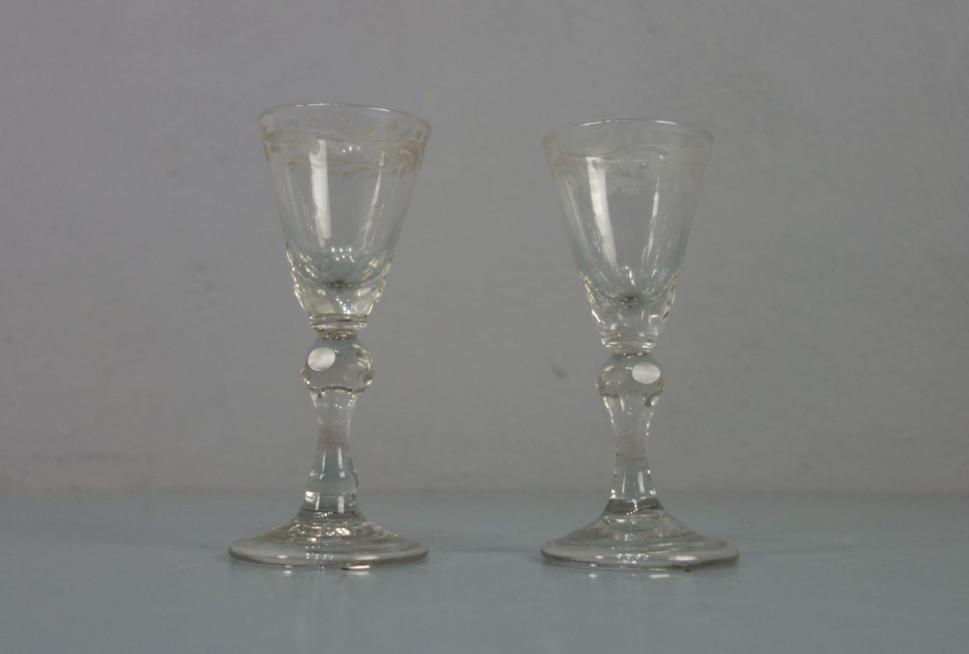 PAAR GLÄSER / LIKÖRGLÄSER um 1820. Klassizistische Gläser: Profilierter und aufgewölbter Rundstand - Bild 2 aus 2