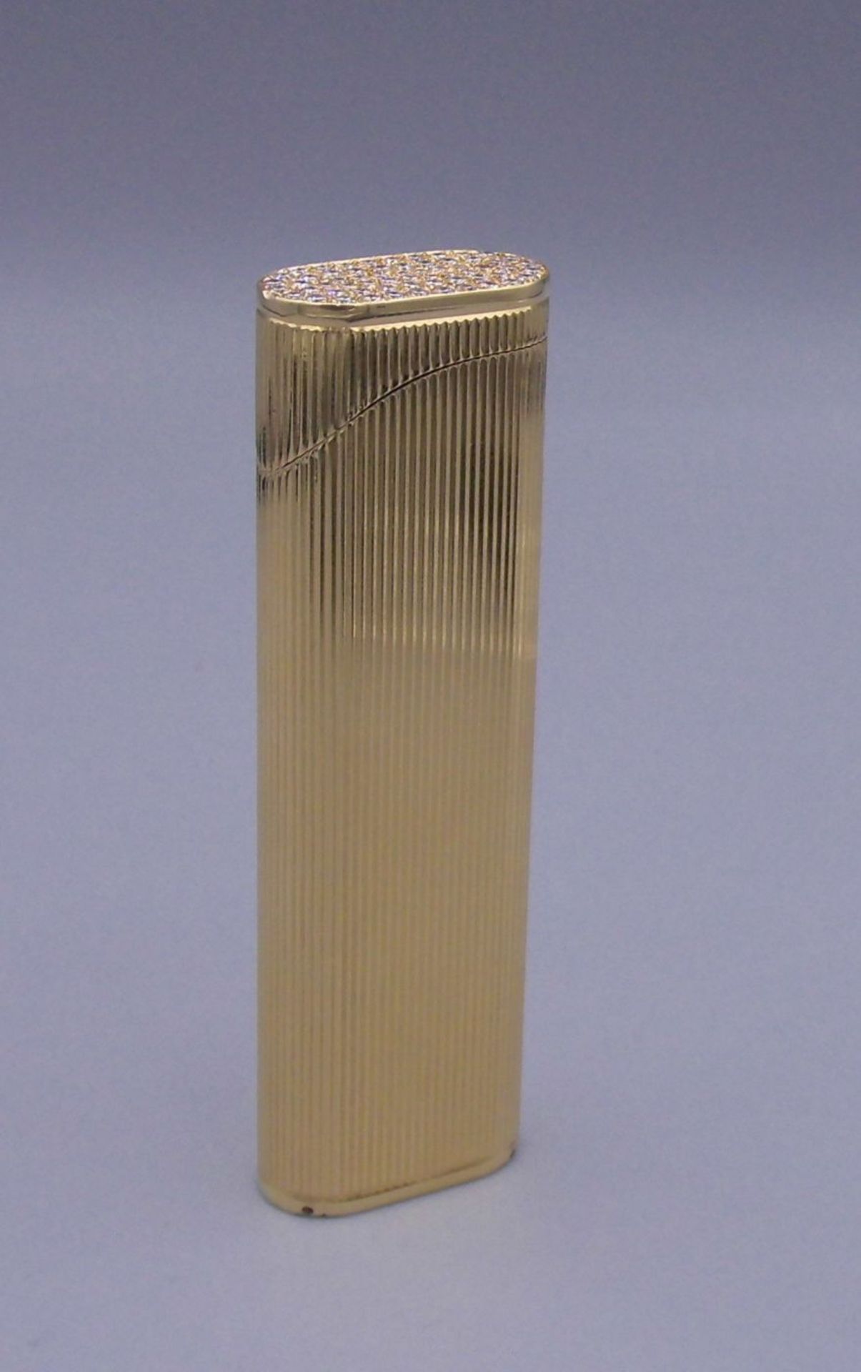 LUXURIÖSES GOLDENES FEUERZEUG MIT BRILLANTBESATZ / golden lighter with diamonds, bestehend 750er