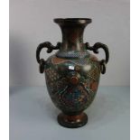 GROSSE CLOISONNÉ BALUSTERVASE MIT SEITLICHEN HANDHABEN / HENKELVASE, Asien, wohl um 1900,