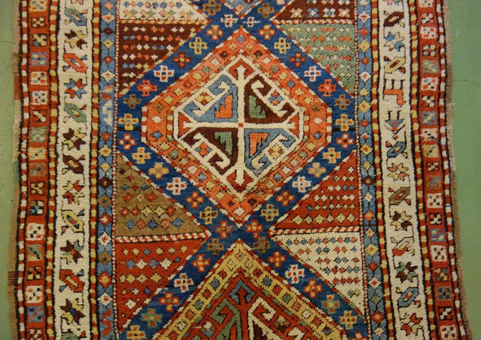 KAUKASISCHER MEDAILLONTEPPICH / carpet, wohl 19. Jh., Kaukasus / Schulaver-Kasak (Schulaver- - Image 8 of 13