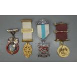 KONVOLUT VON 4 FREIMAURERORDEN / masonic medals, unterschiedliche Formen, Materialien und Größen, z.