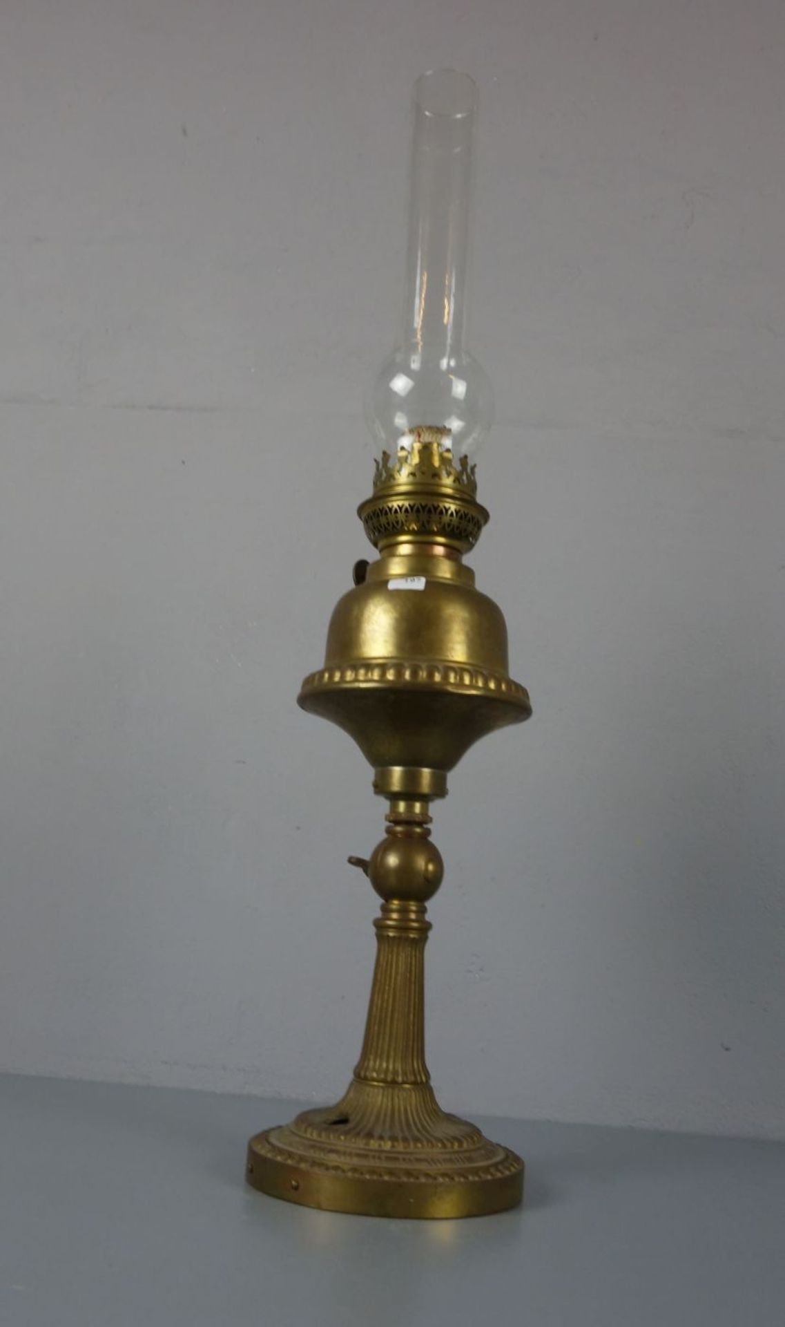 PETROLEUMLEUCHTE / PETROLEUMLAMPE / petroleum lantern, messingfarben bronzierter Zinkguss, Fuß - Image 3 of 3