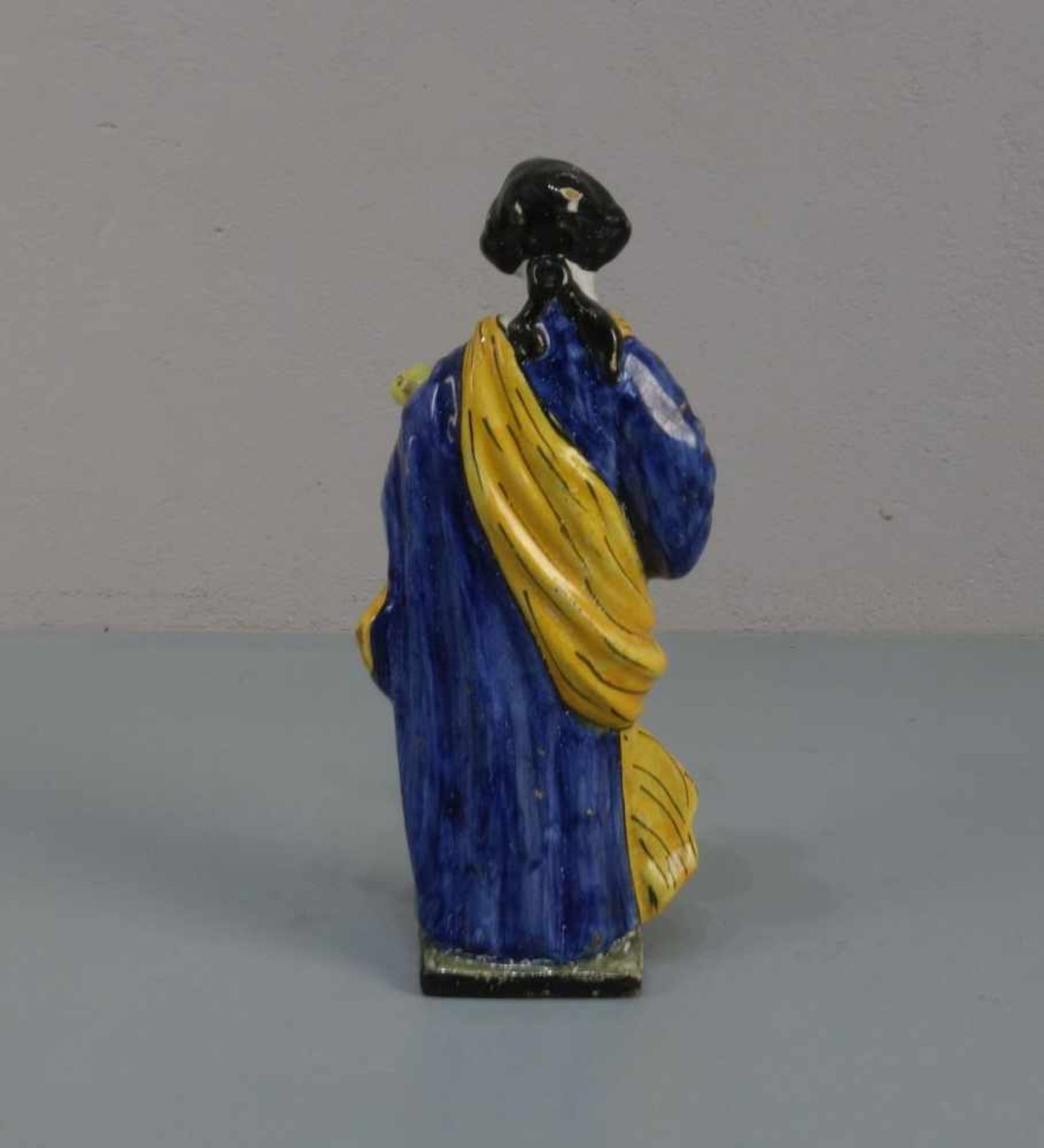 FIGUR "Frau mit Tier", Fayence, unter dem Stand gemarkt "LPK" - De Porceleyne Lampetkan, Delft / - Image 3 of 5