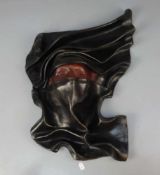 LEDERRELIEF / MASKE "Tuareg", Leder, schwarz und rotbraun, geprägt und gefaltet, vertieft in Ligatur