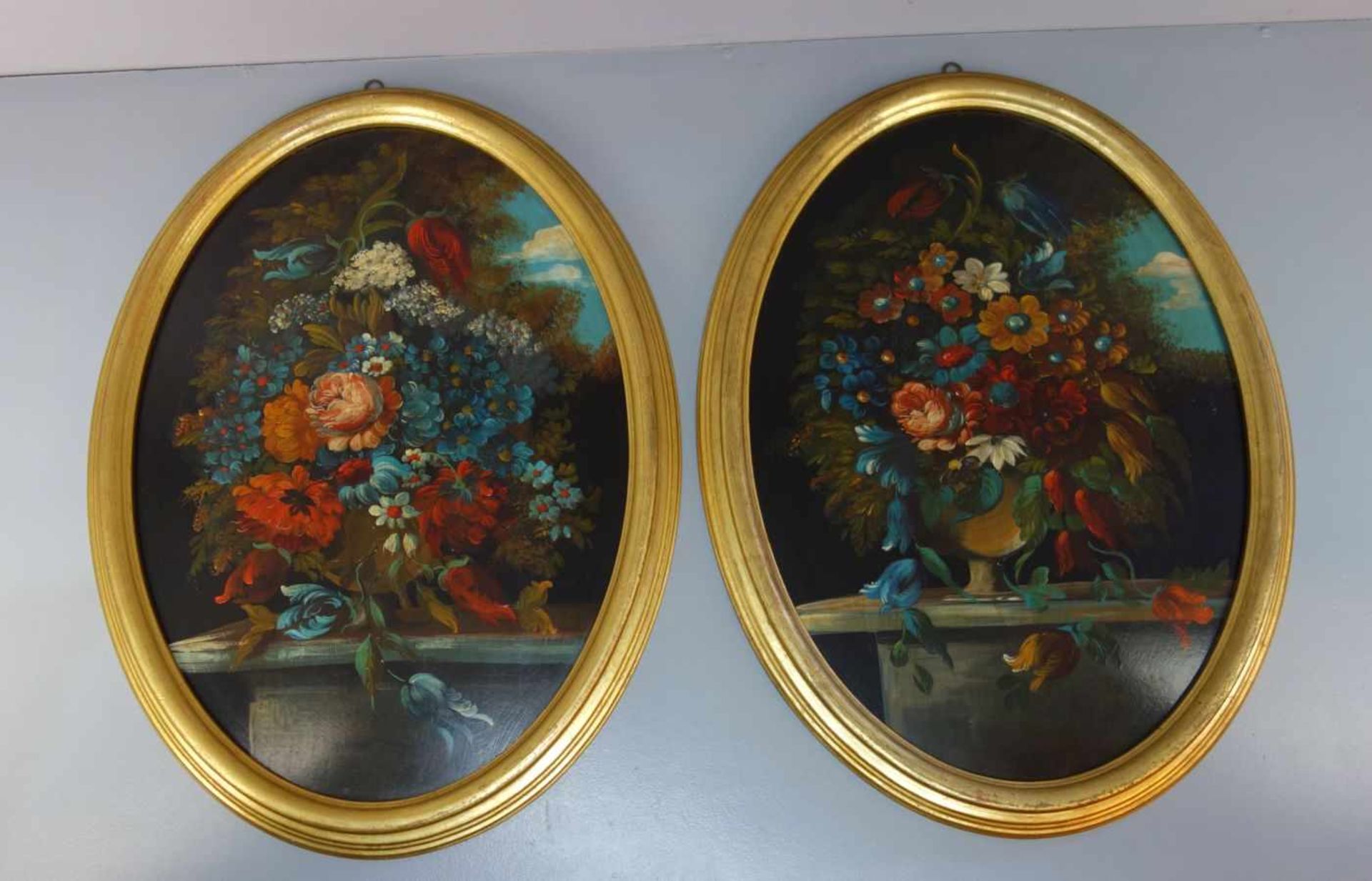 PAAR GEMÄLDE MIT BLUMESTILLEBEN / pair of paintings, als Pendants gearbeitet; Öl auf Hartfaserplatte - Bild 2 aus 3
