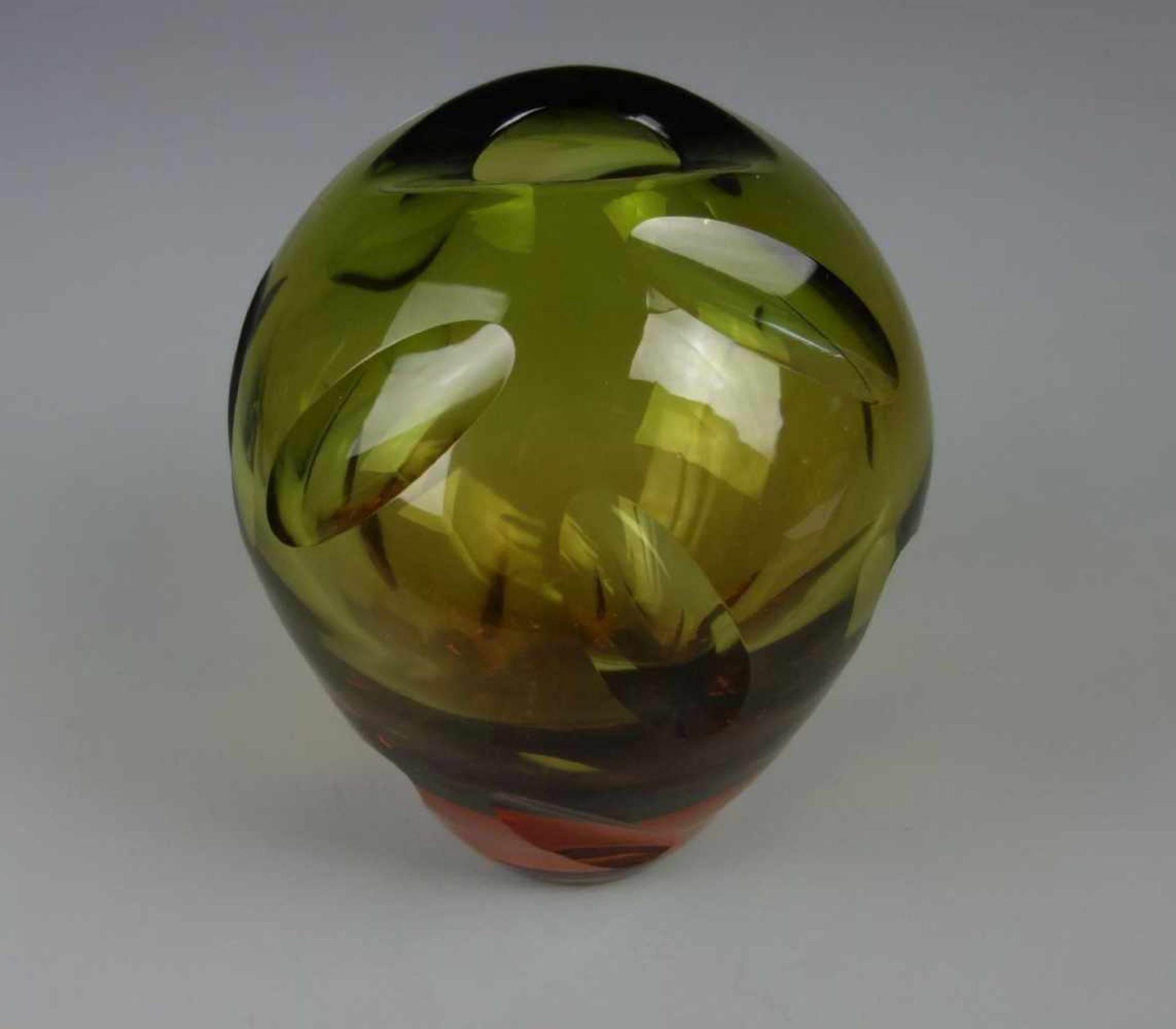 MURANO - GLASVASE, dickwandiges farbloses Glas, orange und grün unterfangen, 1960er /1970er Jahre. - Image 2 of 4