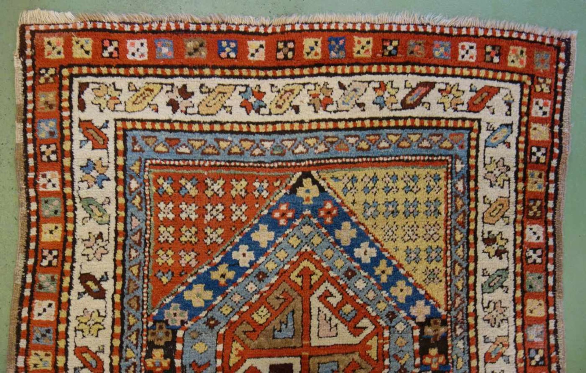 KAUKASISCHER MEDAILLONTEPPICH / carpet, wohl 19. Jh., Kaukasus / Schulaver-Kasak (Schulaver- - Image 6 of 13