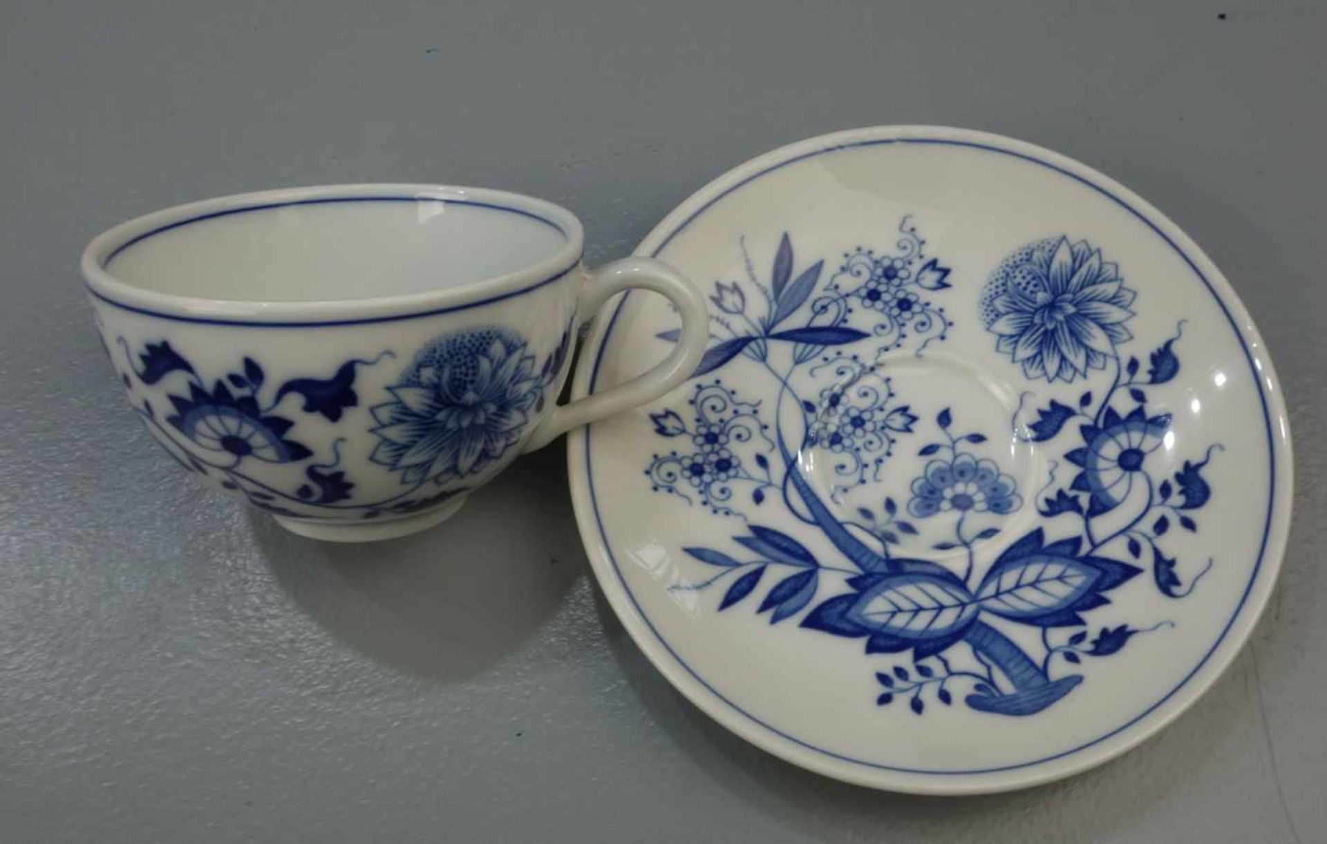12 TEETASSEN UND 12 UNTERTASSEN / tea cups, Porzellan, Manufaktur Hutschenreuther, blaues Dekor " - Bild 3 aus 4