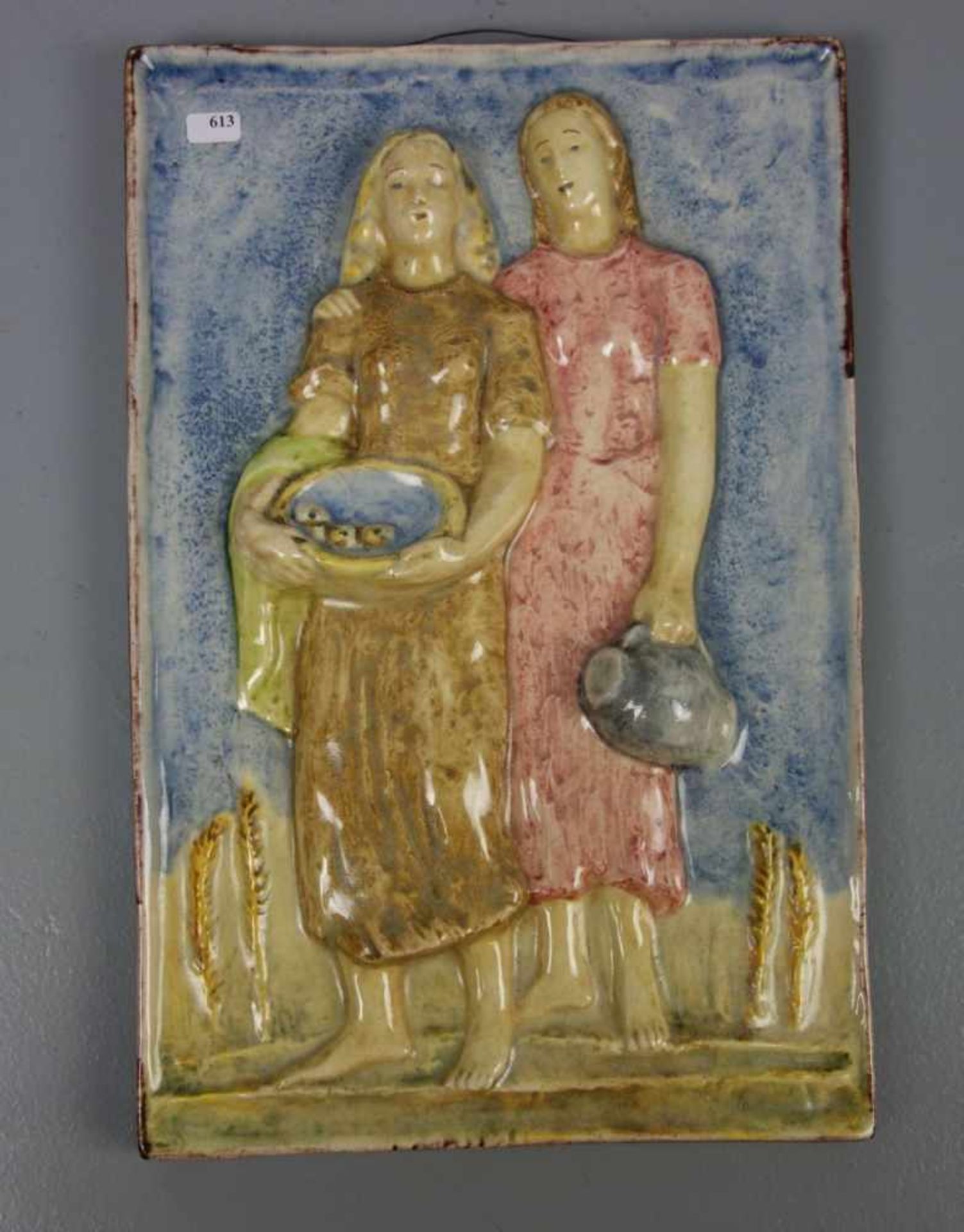 KERAMIK-RELIEF: "Frauen mit Krug und Schale", Keramik, farbig glasiert, rückseitig mit Prägung "