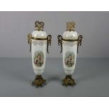 VASENPAAR / PAAR DECKELVASEN / pair of vases, um 1900, Porzellan mit Metallmonturen (bronzierter