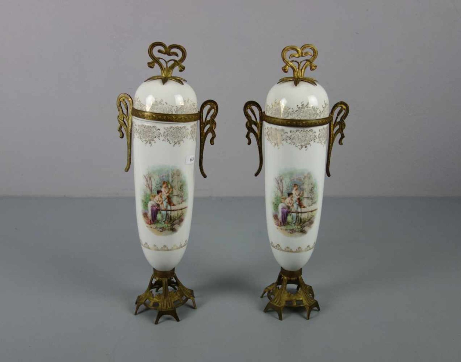 VASENPAAR / PAAR DECKELVASEN / pair of vases, um 1900, Porzellan mit Metallmonturen (bronzierter