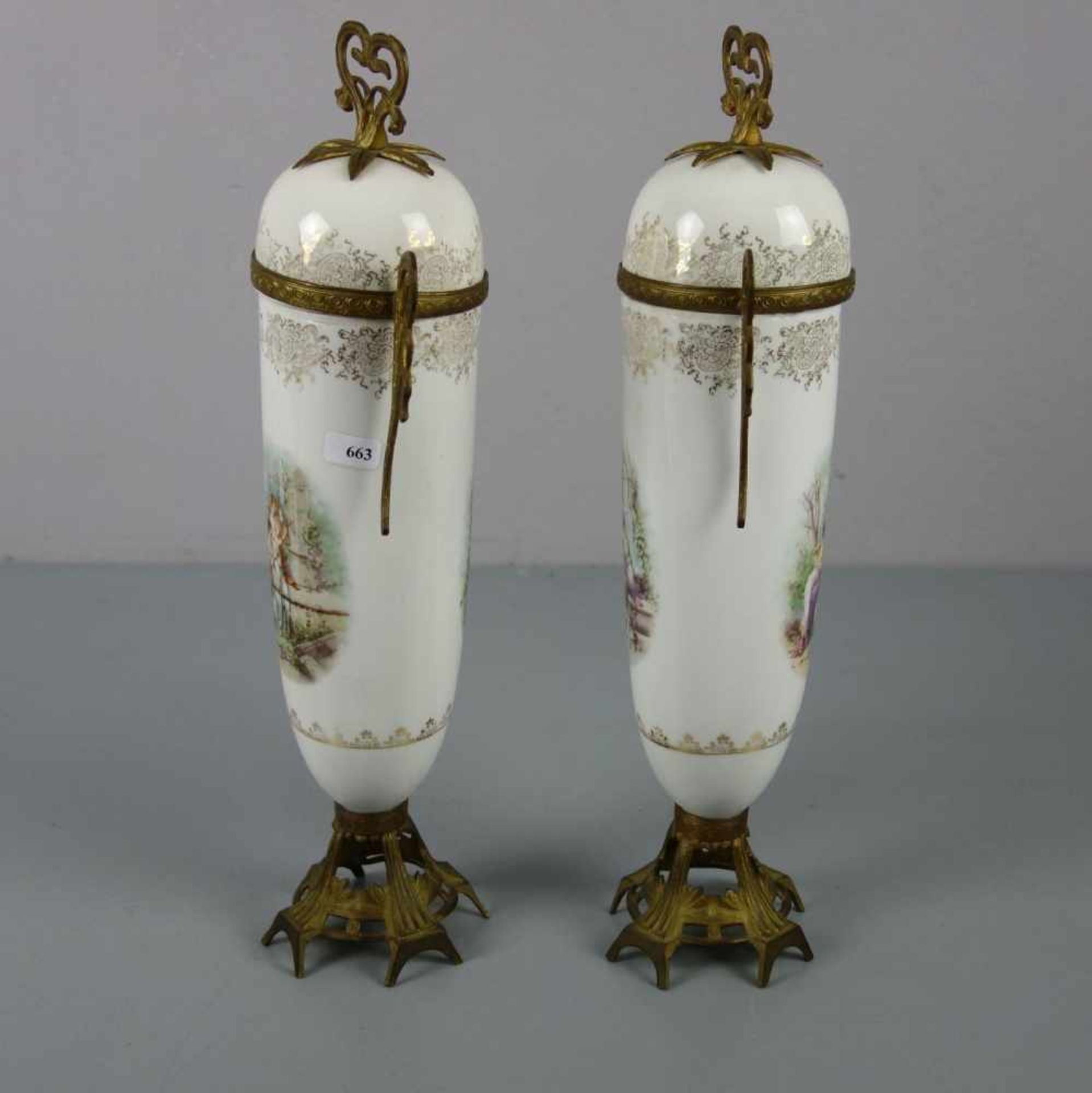 VASENPAAR / PAAR DECKELVASEN / pair of vases, um 1900, Porzellan mit Metallmonturen (bronzierter - Image 2 of 4