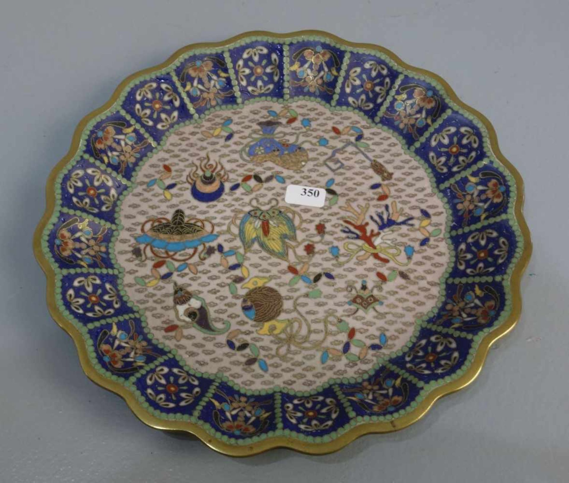 CLOISONNÉ TELLER, Asien, wohl Japan, wohl 1. H. 20. Jh., polychromes Emaille in Cloisonne-Technik