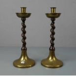 PAAR LEUCHTER / TISCHLEUCHTER / pair of candlestands, messingfarbenes Metall und Nussbaumholz,