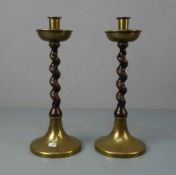 PAAR LEUCHTER / TISCHLEUCHTER / pair of candlestands, messingfarbenes Metall und Nussbaumholz,