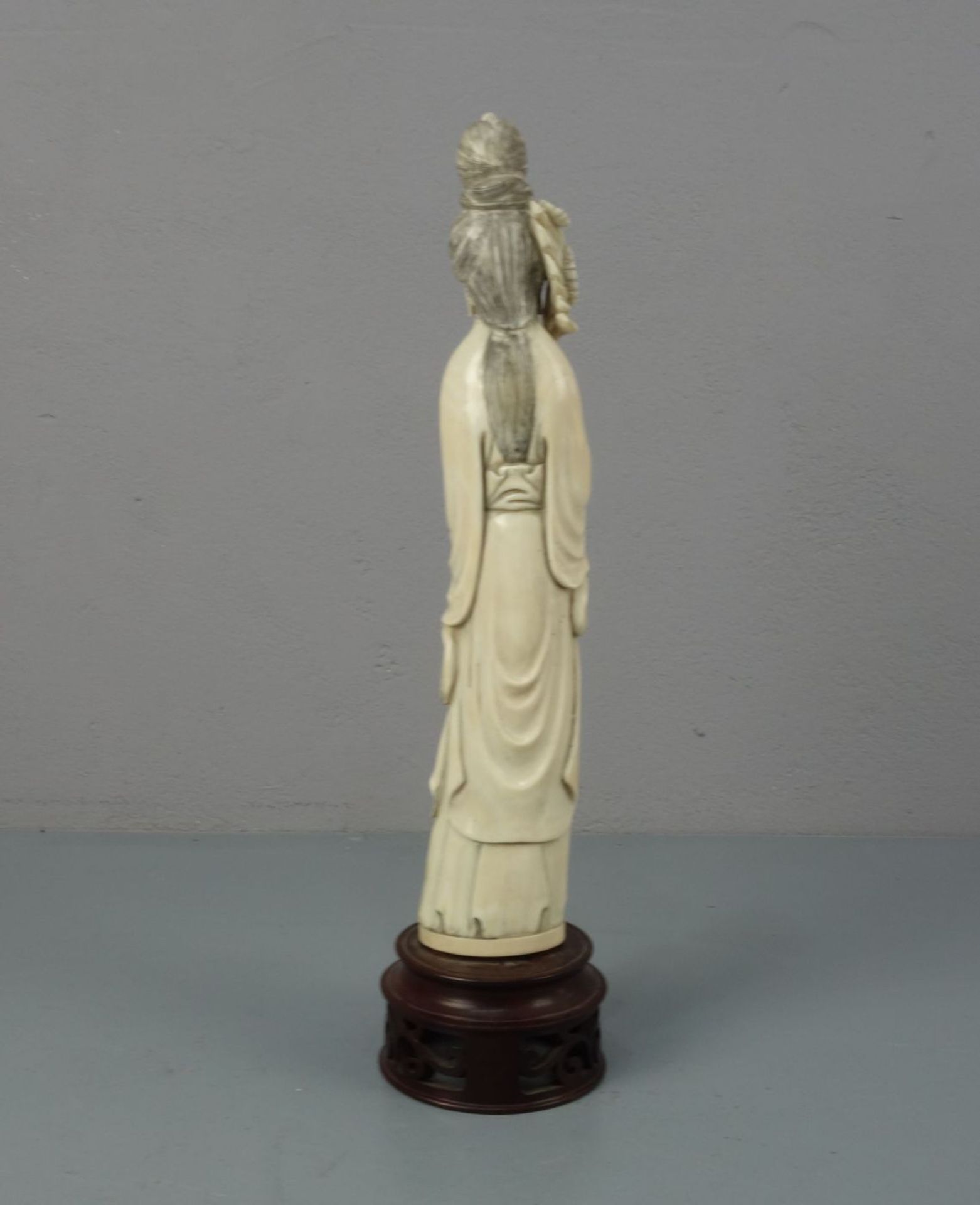 GUAN YIN, Elfenbein, geschnitzt, auf Holzpostament; China, späte Qing Dynastie, um 1900, unter dem - Bild 3 aus 5