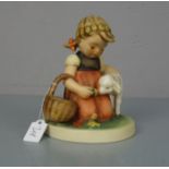 HUMMEL - FIGUR: "Osterüberraschung", Porzellan, 2. H. 20. Jh., Manufaktur Goebel, Rödental, M. I.