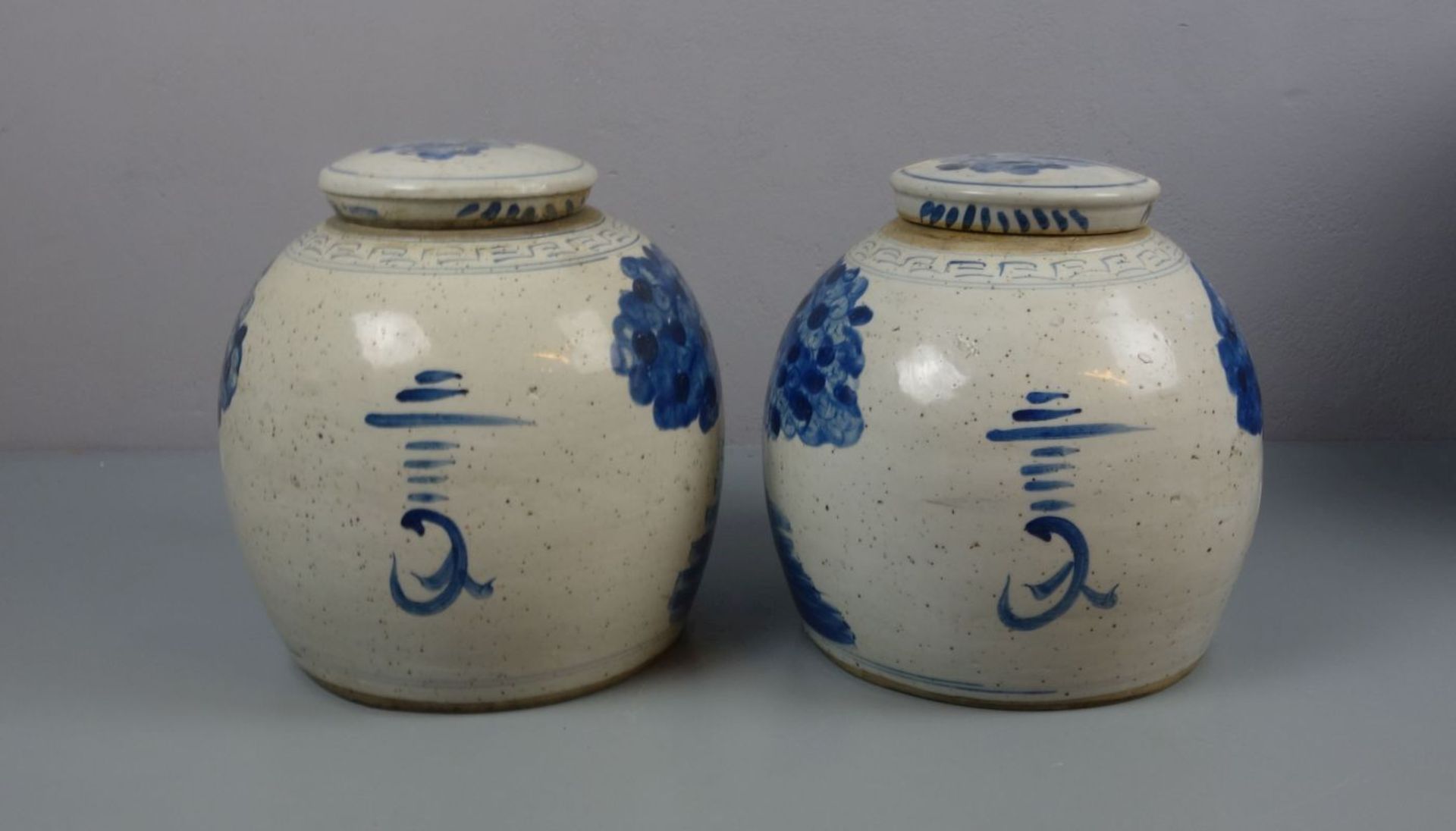 PAAR INGWERTÖPFE / DECKELDOSEN / DECKELVASEN / pair of ginger jars, late Qing dynasty, Porzellan, - Bild 3 aus 4