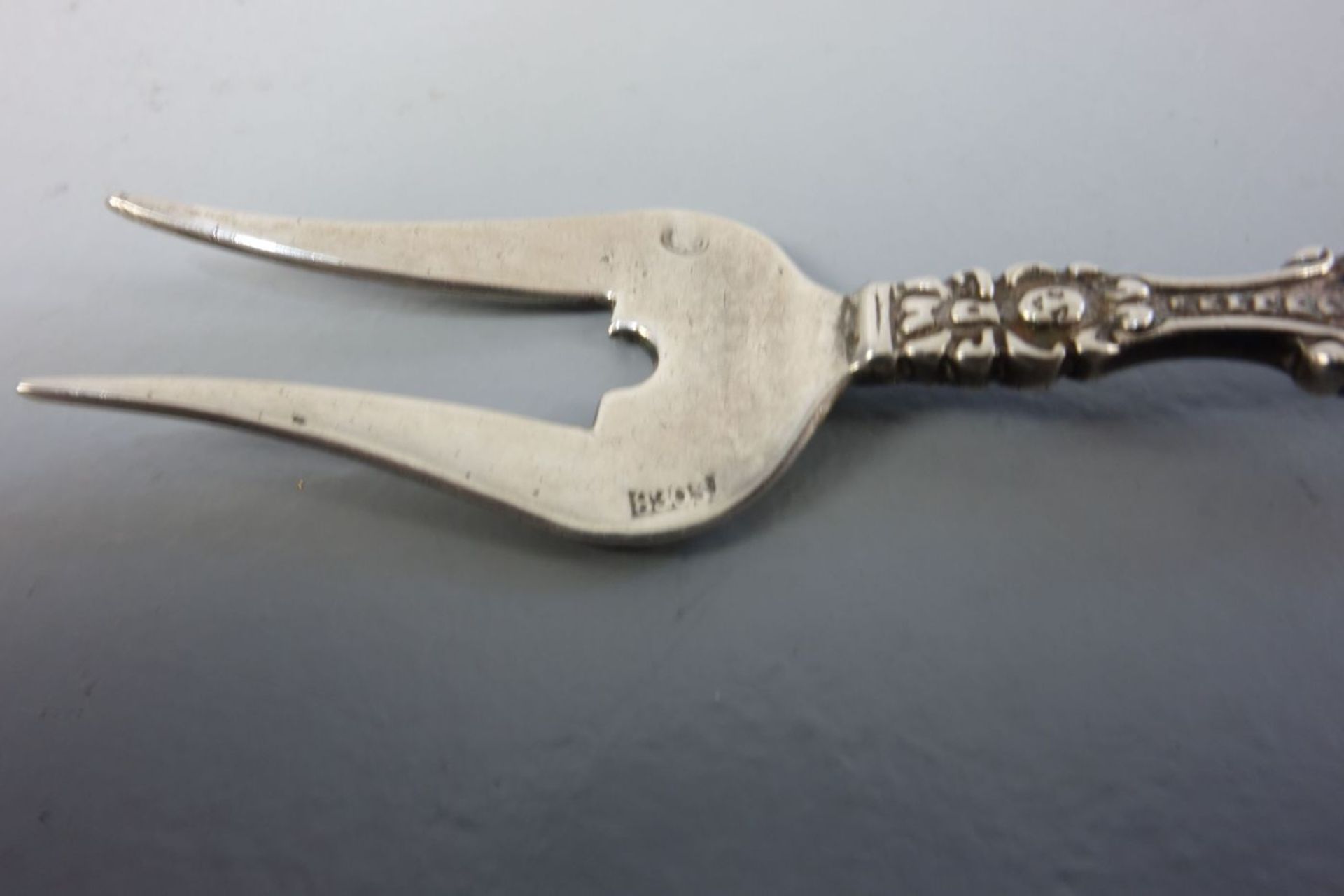 VORLEGEBESTECK: VORLEGEGABEL / silver serving fork, 20. Jh., Norwegen, 830er Silber, 23 Gramm. - Bild 4 aus 4