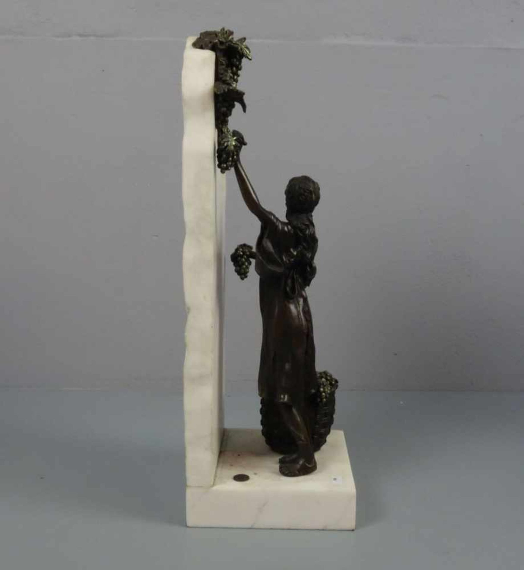 BILDHAUER DES 20./ 21. Jh., Skulptur / sculpture: "Weinlese / Die Traubenpflückerin", Bronze, - Bild 4 aus 6