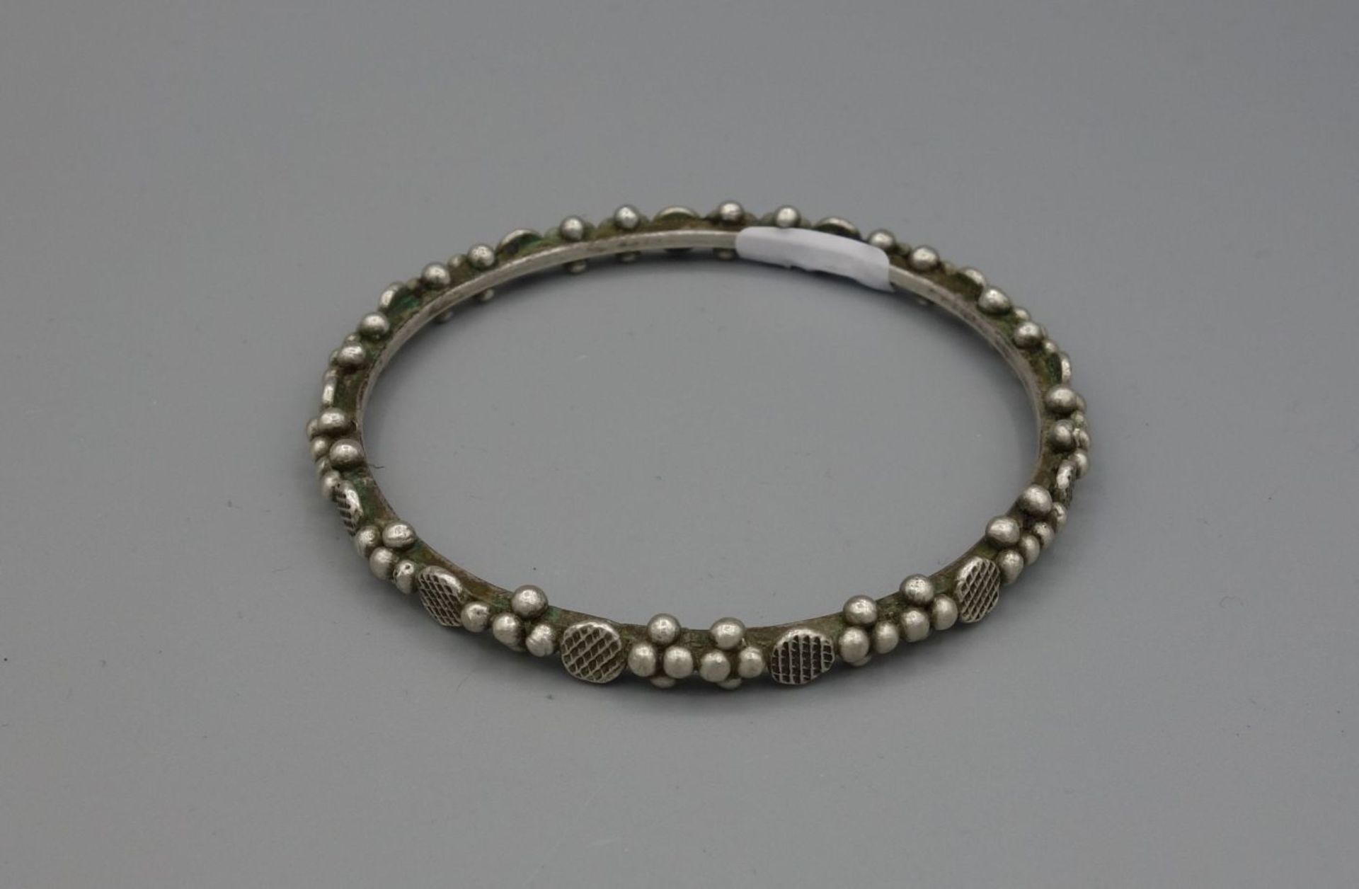 BERBER-SCHMUCK: ARMREIF, Tata, Foum Zguid /Marokko, Silber (27 g), 19. Jh.. Filigran gearbeiteter - Bild 2 aus 2