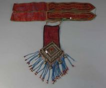 BERBER-SCHMUCK: ANHÄNGESCHEIBE UND SCHMUCKBAND / oriental accessoires, Marokko, wohl versilbertes