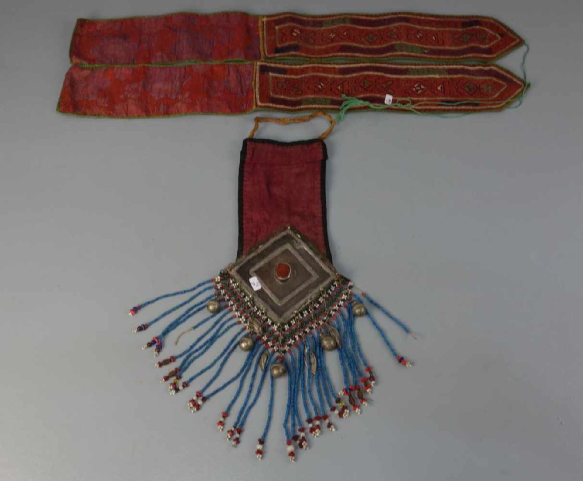 BERBER-SCHMUCK: ANHÄNGESCHEIBE UND SCHMUCKBAND / oriental accessoires, Marokko, wohl versilbertes