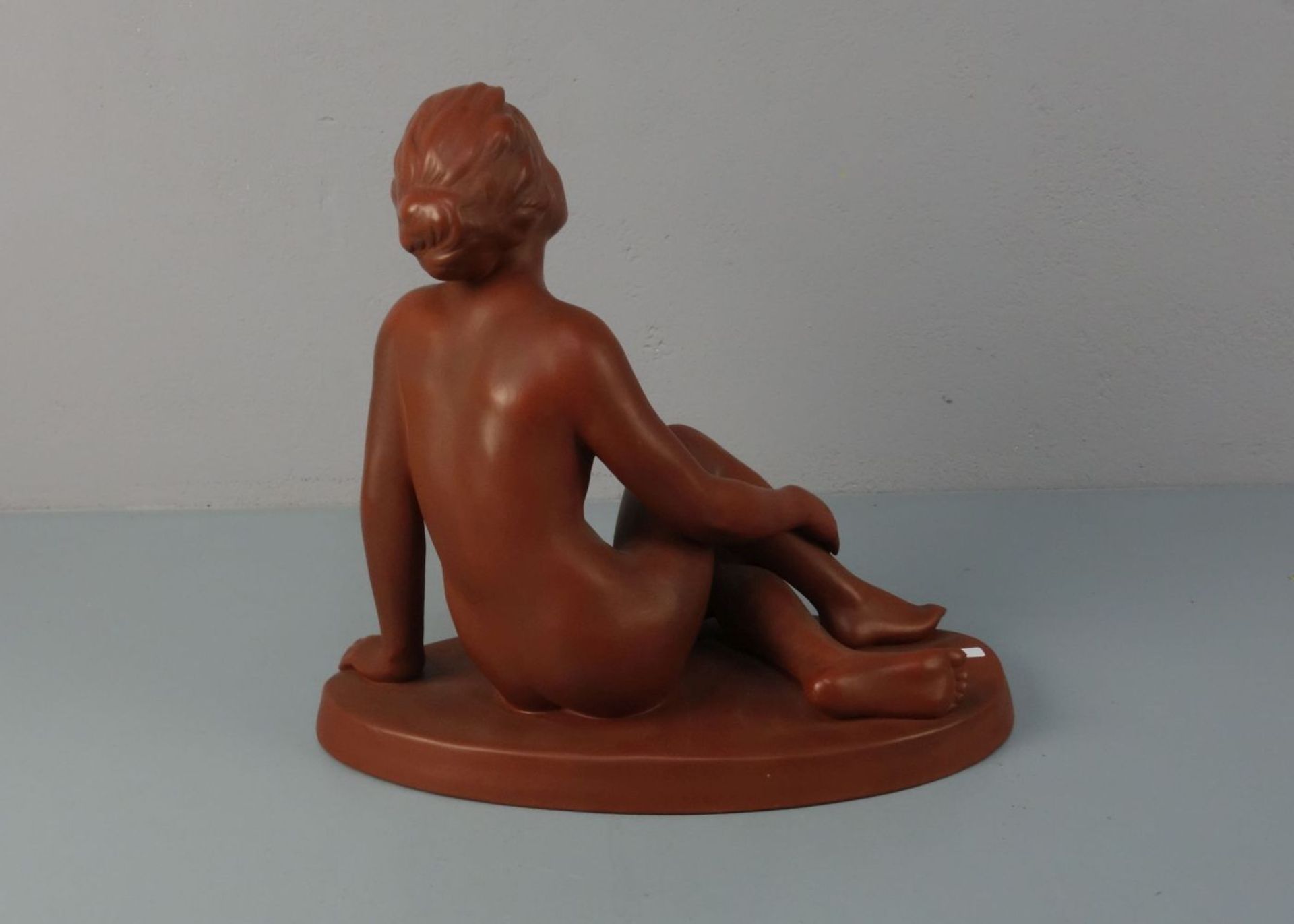 PORZELLANFIGUR / porcelain figure: "Sitzender weiblicher Akt", Manufaktur Cortendorf - Julius - Bild 3 aus 6