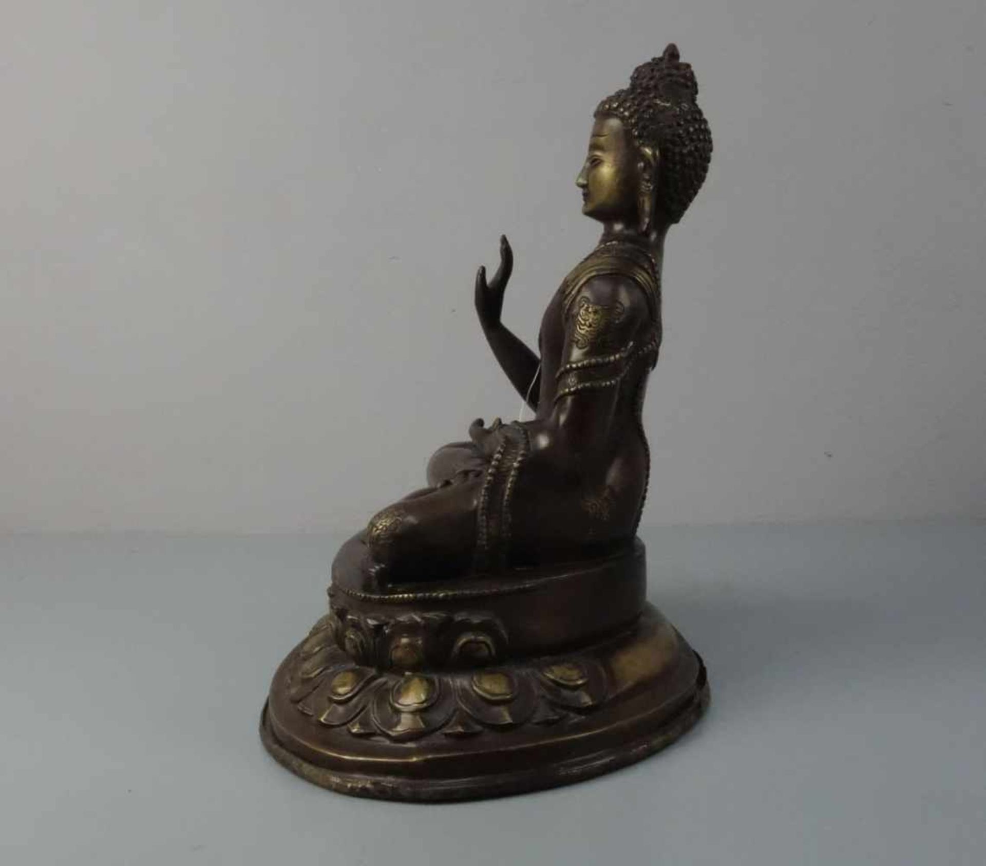 BUDDHA AMOGHASIDDI, Bronze, hellbraun bis goldfarben patiniert, wohl sinotibetisch. Leicht - Bild 2 aus 6