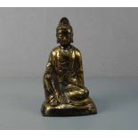 BUDDHA, Bronze, hohl gegossen und dunkelbraun patiniert und vergoldet / mit Goldlackfassung.