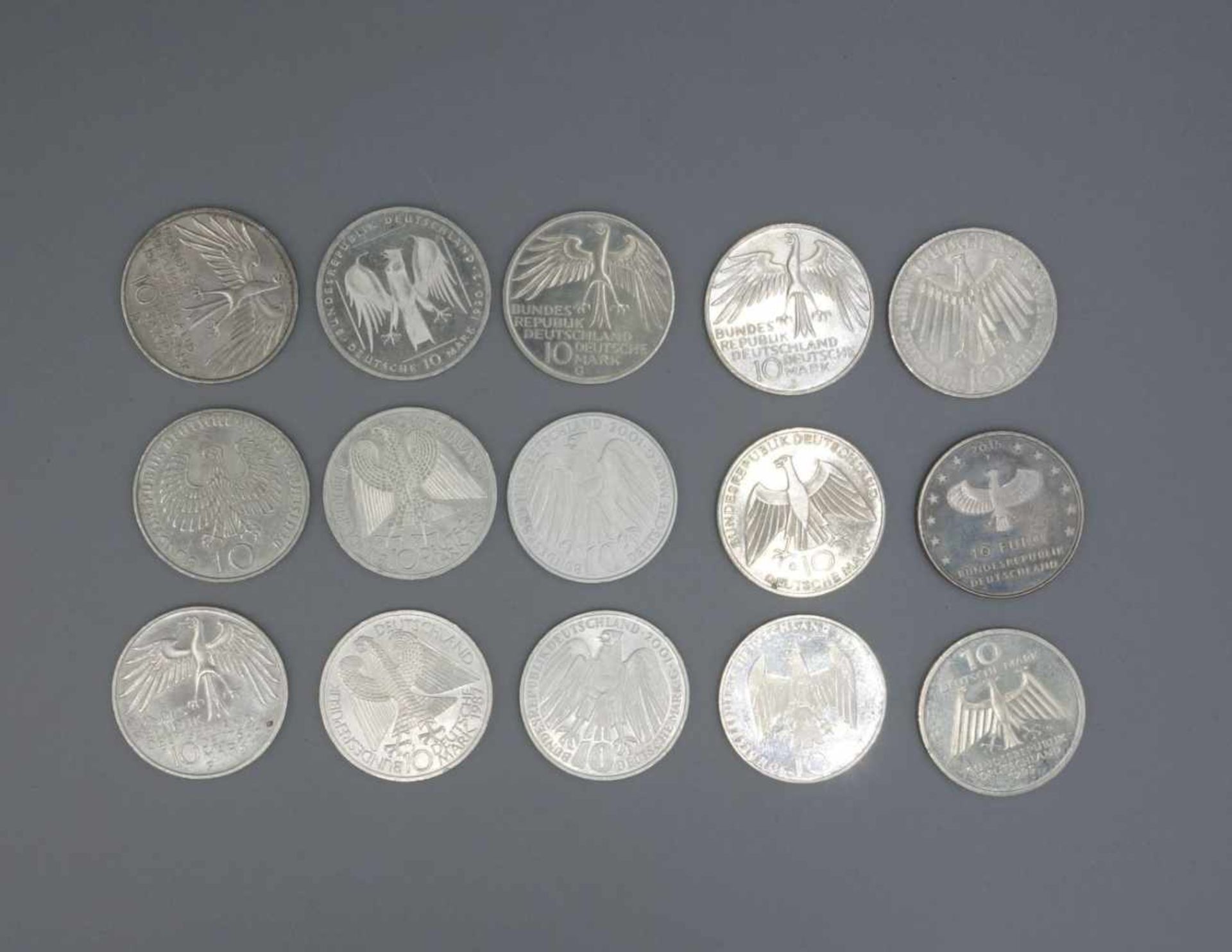 KONVOLUT SILBER-MÜNZEN: 10 DM, Konvolut von 15 Münzen, Silber (Gesamtgewicht 249 g), darunter 1 x 10 - Bild 2 aus 2