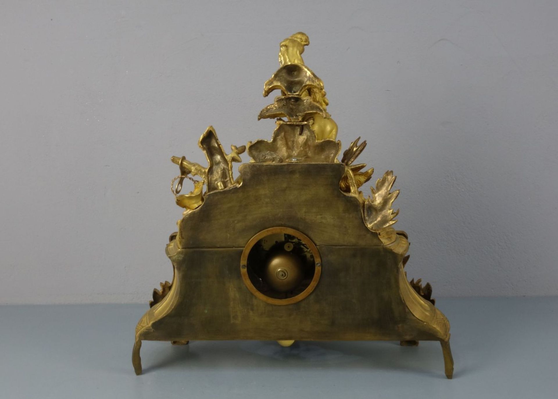 FIGÜRLICHE PENDULE "LEDA UND DER SCHWAN" / KAMINUHR / fire place clock, Frankreich, um 1860. - Bild 3 aus 7