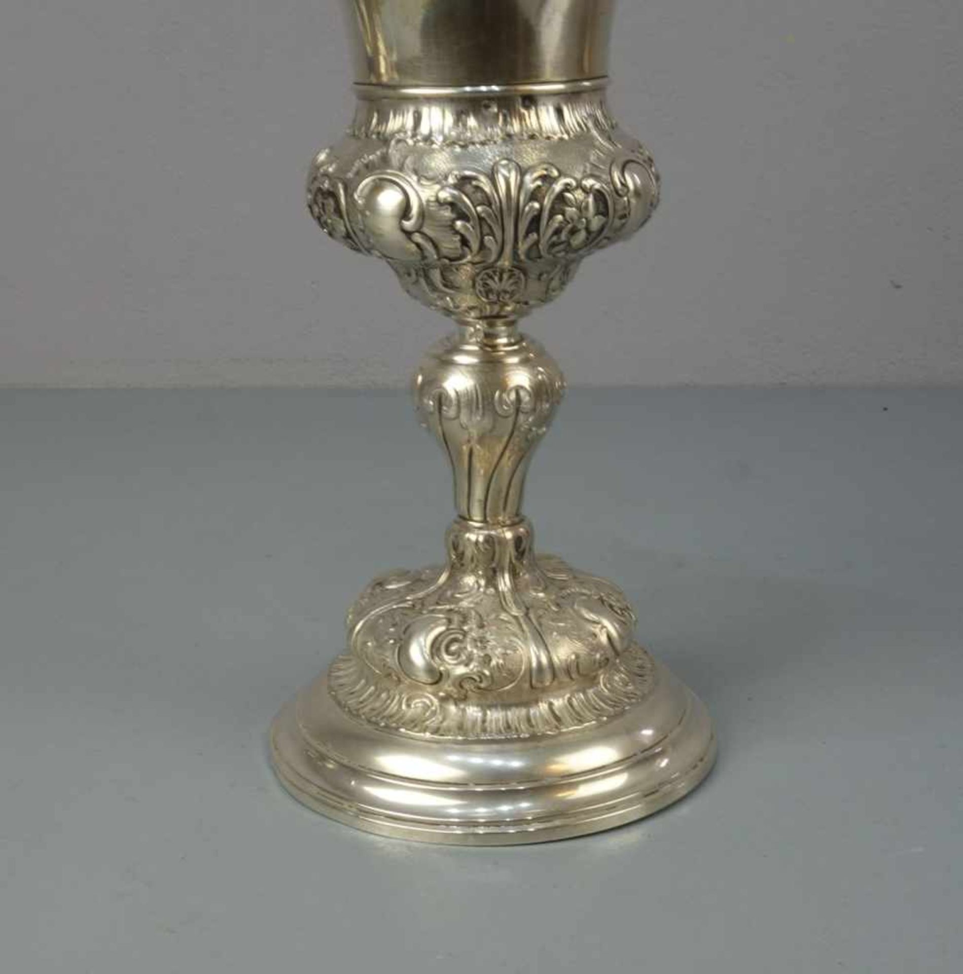 SILBERNER POKAL IN BAROCKEN FORMEN, 800er Silber (425,5 g), Österreich - Ungarn, 1872-1922, - Bild 4 aus 7