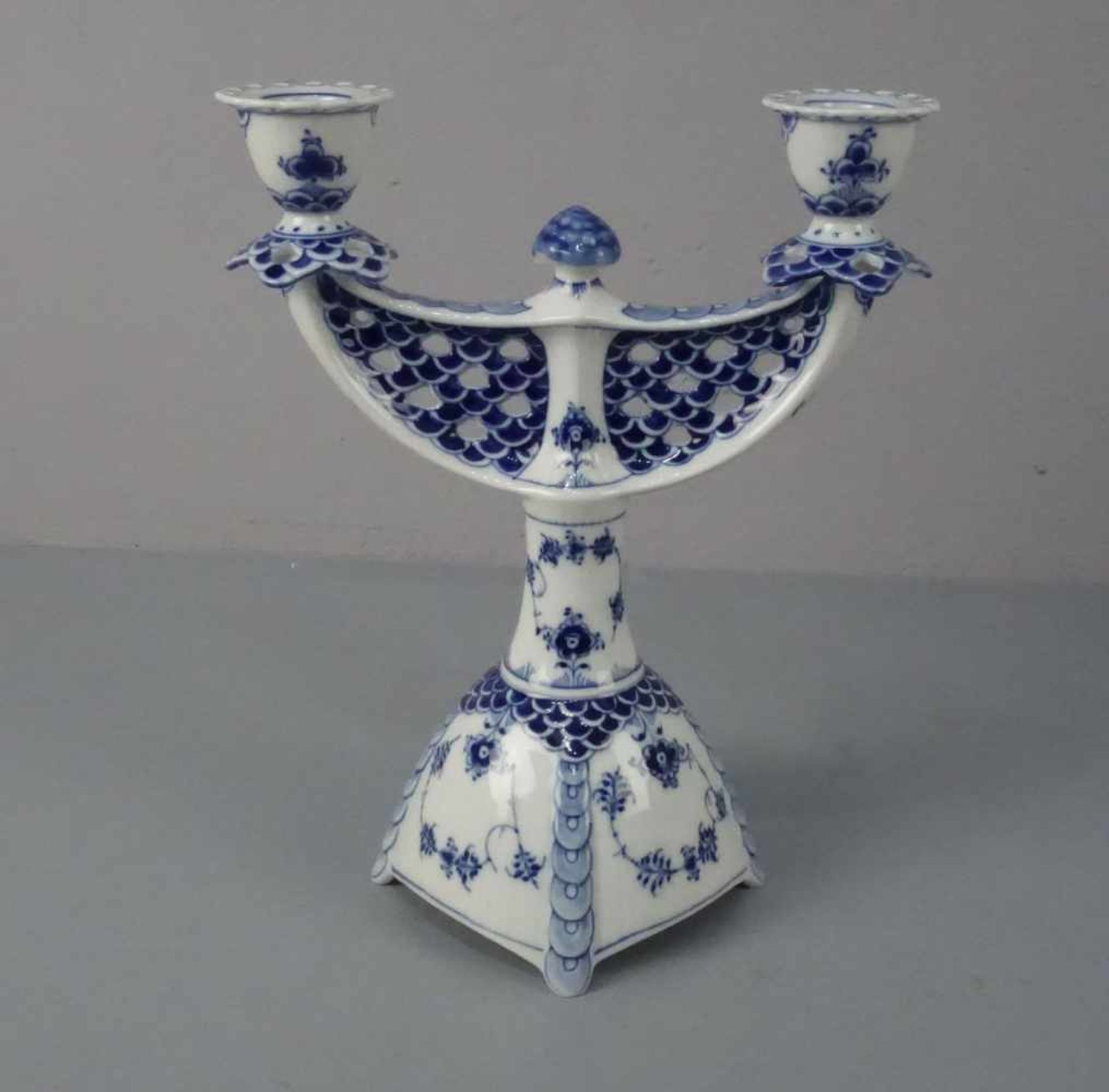 KANDELABER / TISCHLEUCHTER / candelabra / candle stand, "MUSSELMALET VOLLSPITZE", mit Relief " - Bild 3 aus 6