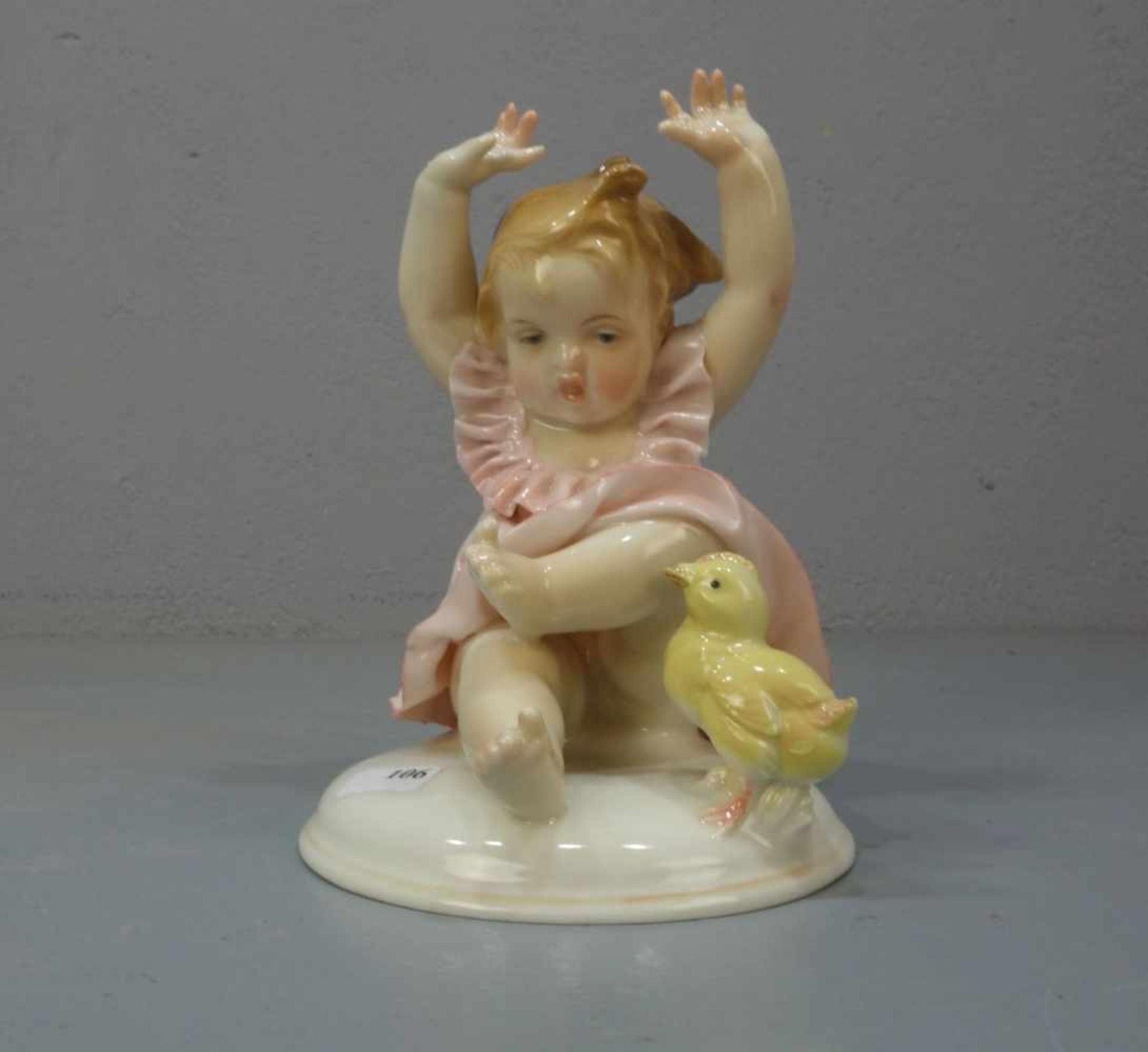 PORZELLANFIGUR: "Mädchen mit Küken" / porcelain figure "girl with chicklet", 1. Hälfte 20. Jh., - Bild 2 aus 6