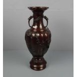 BODENVASE AUS METALL / chinese metal vase, China, 20. Jh., brüniertes Metall, unter dem Stand mit