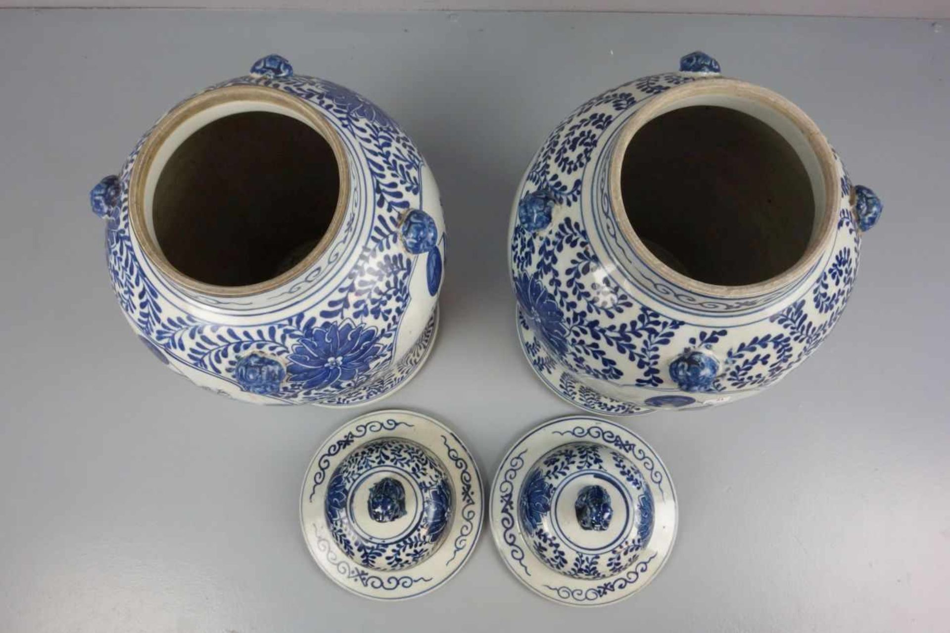 PAAR CHINESISCHE DECKELVASEN / pair of chinese vases, late Qing dynasty, Porzellan (ungemarkt), - Bild 2 aus 5