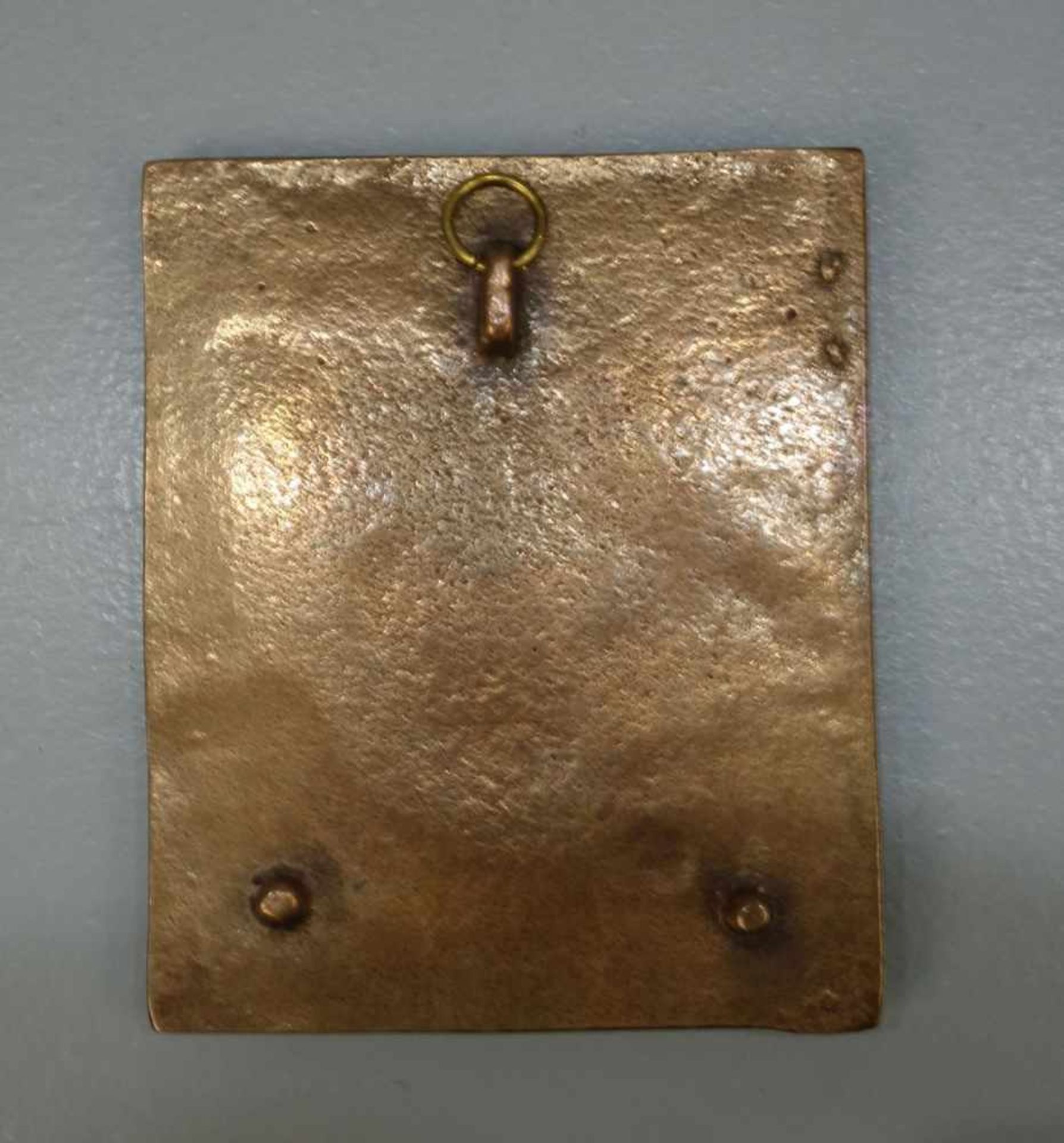 BRONZE-RELIEF: "DIE HEILIGE MUTTER ANNA" / "Anna lehrt Maria das Lesen, Bronze, unsigniert. - Image 2 of 2