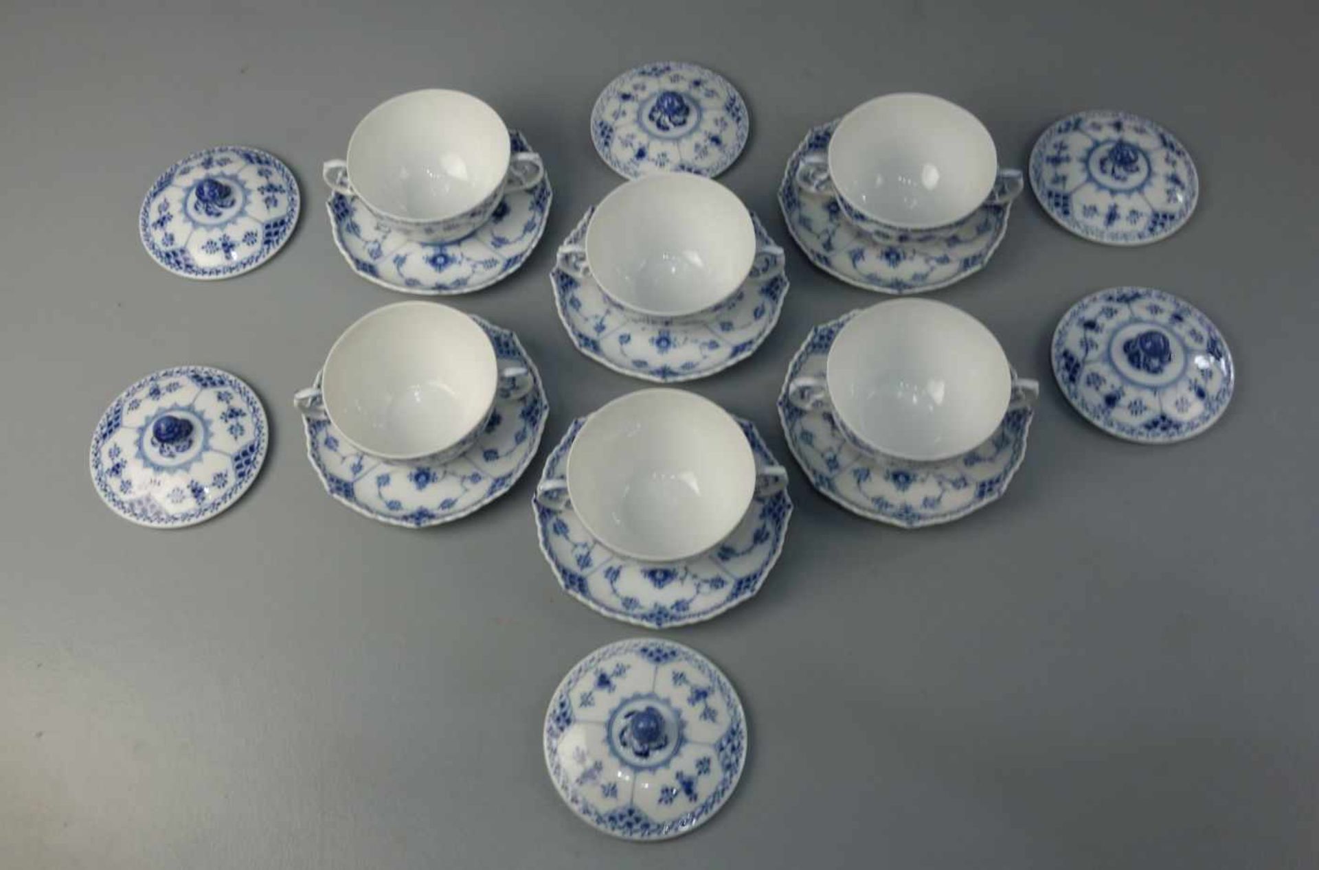 6 SUPPENTASSEN MIT DECKELN UND UNTERTELLERN / six soup bowls, "MUSSELMALET VOLLSPITZE", Porzellan, - Bild 3 aus 6