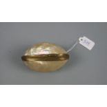 GALANTERIE: MUSCHEL-TABATIERE / SCHNUPFTABAKDOSE / pearl snuff box, wohl 19. Jh.. Ovale Form,