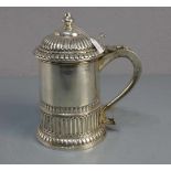 SILBERKRUG / DECKELHUMPEN / silver jug, 800er Silber (568 g), gepunzt mit Feingehaltsangabe,