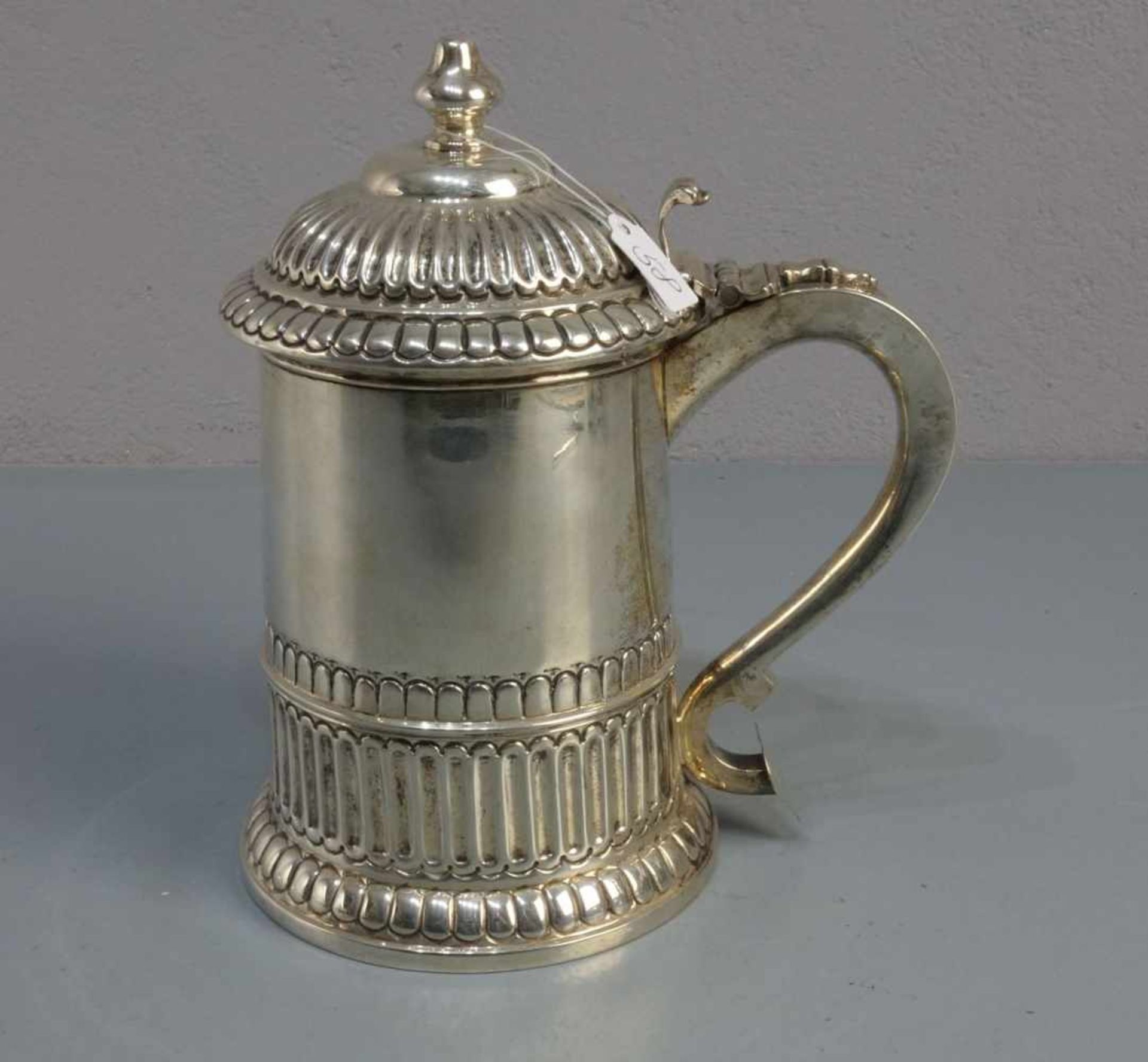 SILBERKRUG / DECKELHUMPEN / silver jug, 800er Silber (568 g), gepunzt mit Feingehaltsangabe,