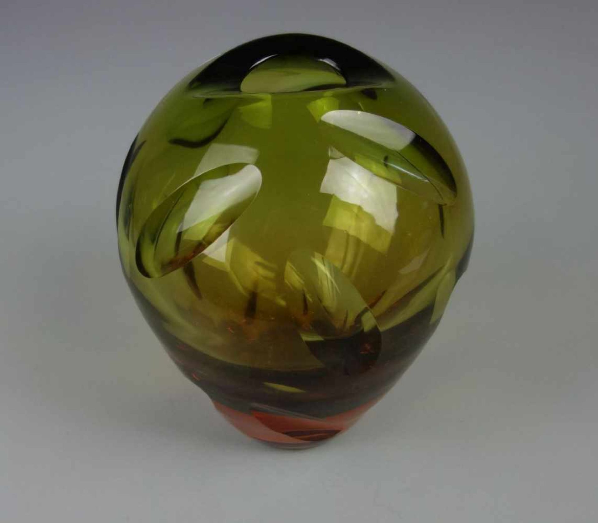 MURANO - GLASVASE, dickwandiges farbloses Glas, orange und grün unterfangen, 1960er /1970er Jahre. - Bild 2 aus 4